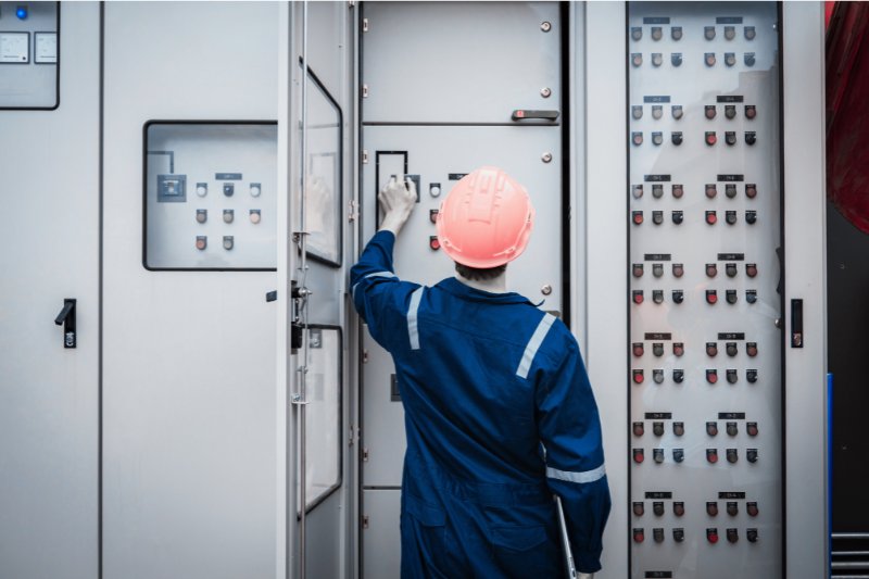 Team functional safety e-learning Technician working at a safety system control panel – team functional safety e-learning